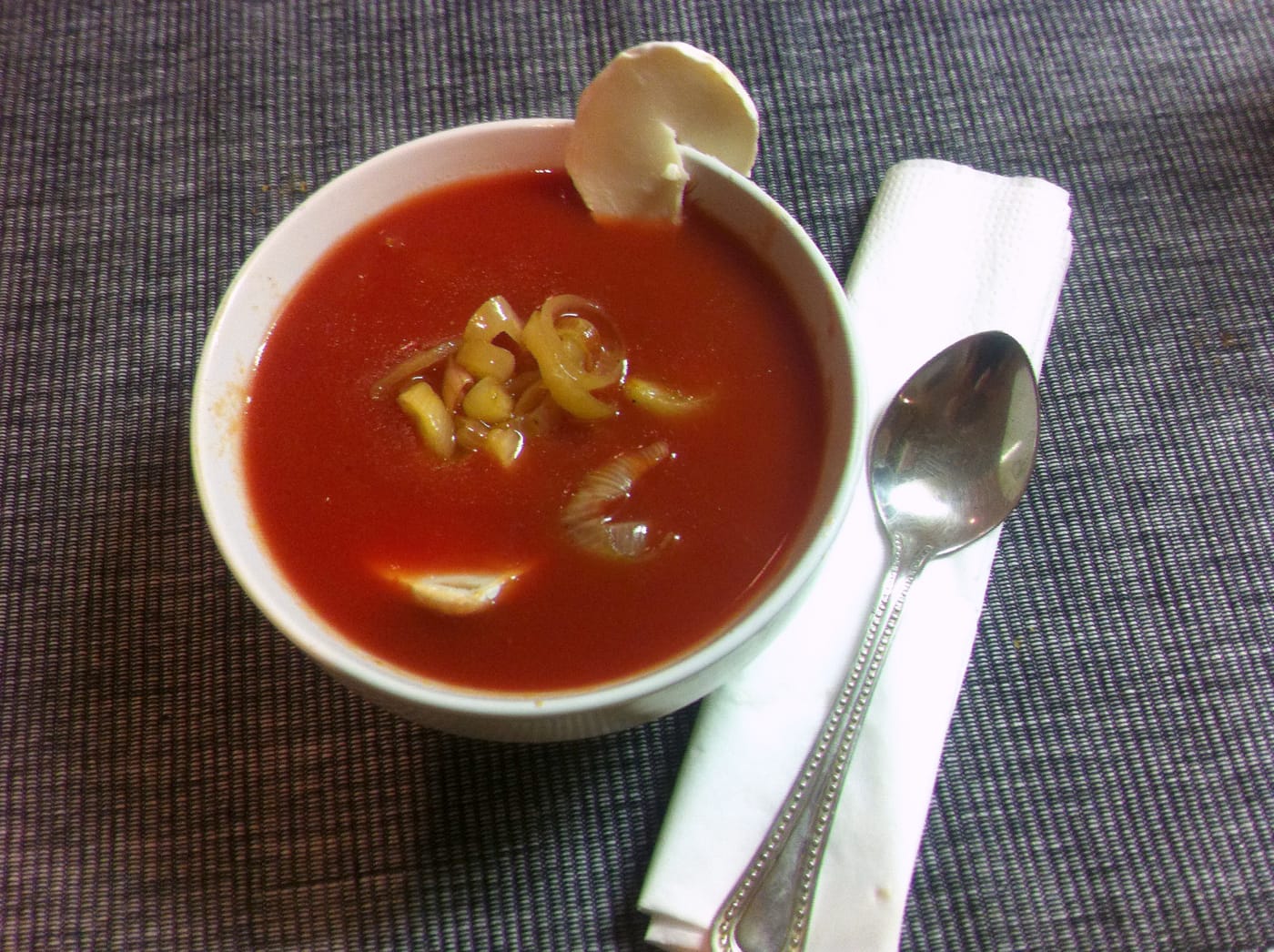 Zuppa di pomodoro, cipolle e formaggio di capra