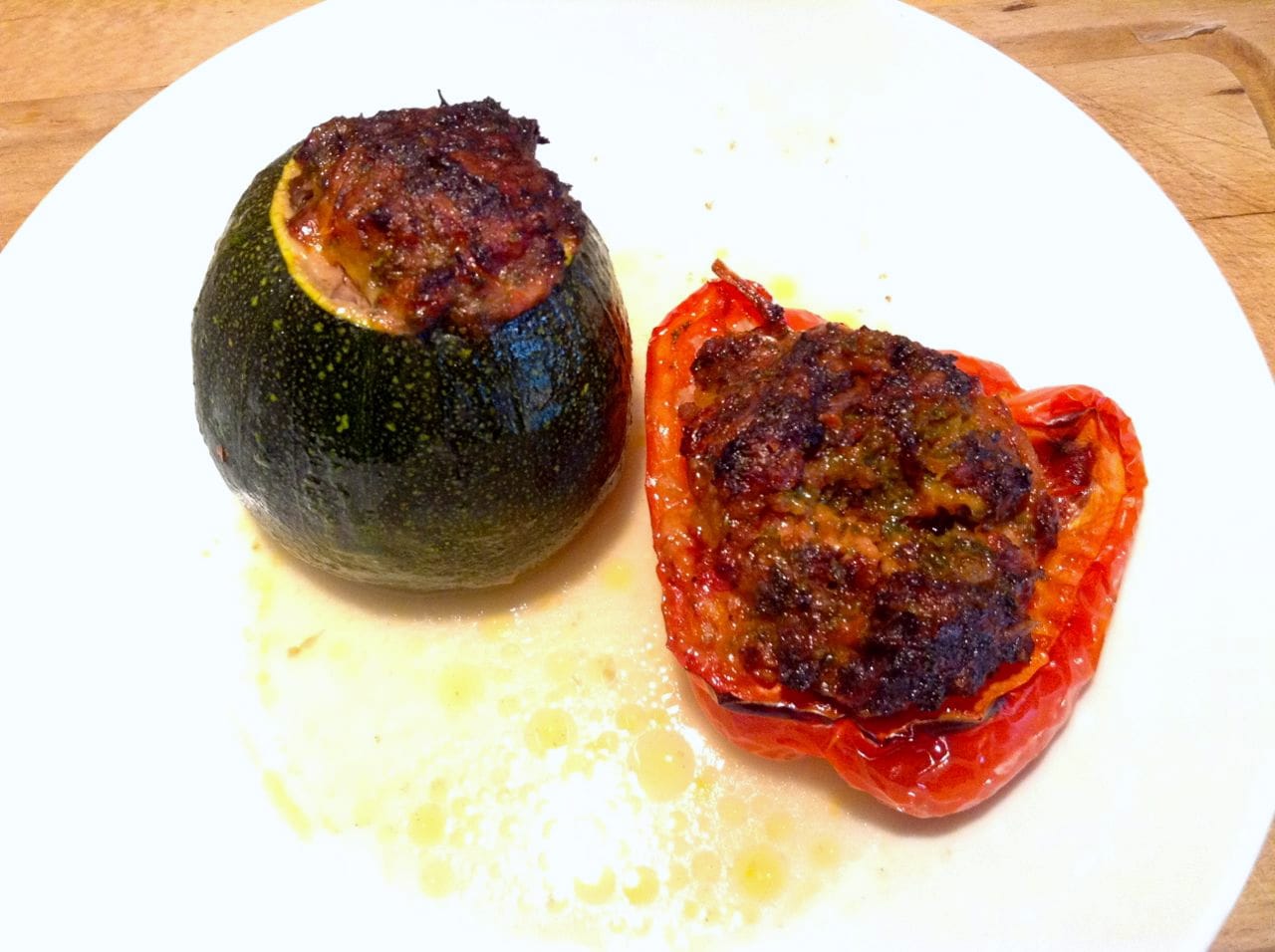 Peperoni e zucchine farciti e il loro piccolo cappello vegetale