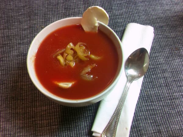 Zuppa di pomodoro, cipolle e formaggio di capra