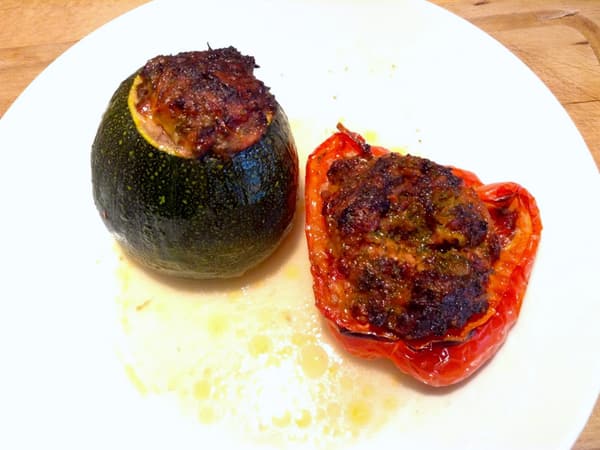 Peperoni e zucchine farciti e il loro  piccolo cappello vegetale